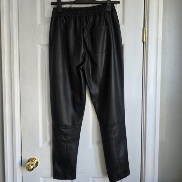 🌷Faux Leather Jogger pants - Picture 5 of 8